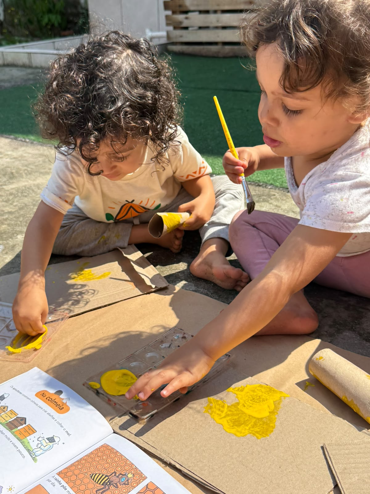 Crianças em uma vivência de Educação Infantil na OCA